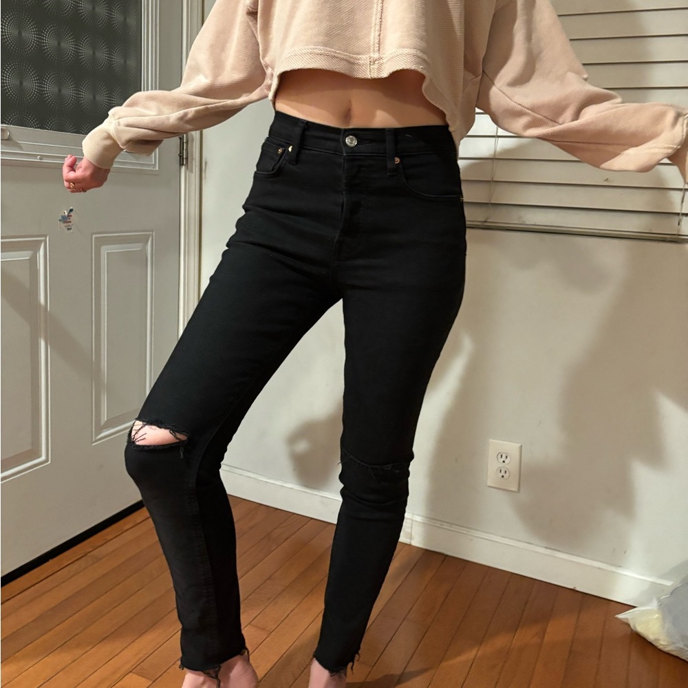 Free people high rise, skinny jeans with distressed knee size 26 in black